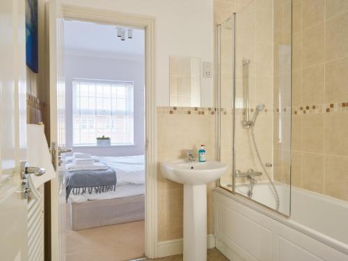uma casa de banho com um lavatório, um chuveiro e uma banheira em Curb Properties - Gorgeous 3 Bedroom House Close To Town Centre em Cheltenham