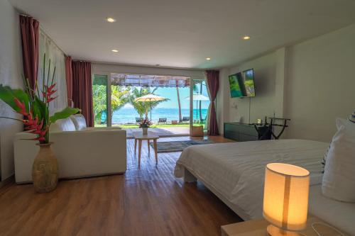 象島的住宿－Coral Cove Beachfront Villa - Koh Chang，一间卧室配有一张床,享有海景