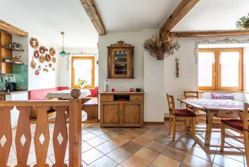 una cucina e un soggiorno con tavolo e sedie di iRIVAS Lodge a Pellizzano