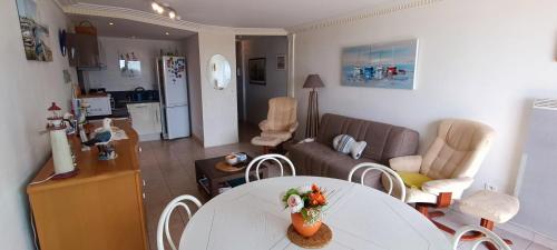 Il comprend un salon et une cuisine avec une table et un canapé. dans l'établissement Appartement T3 - Vue Mer - La Chaume - Au calme - La Clé Chaumoise, à La Chaume