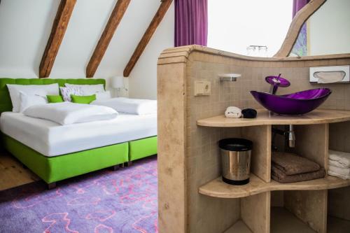 Una cama o camas en una habitación de Gasthof Lend-Platzl