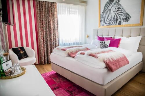 Una cama o camas en una habitación de Gasthof Lend-Platzl