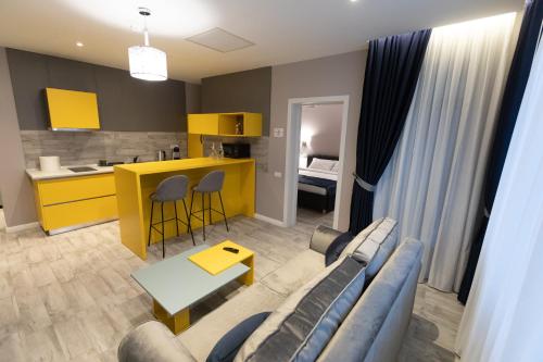 sala de estar con sofá y cocina en Omnia Apartments, en Iaşi