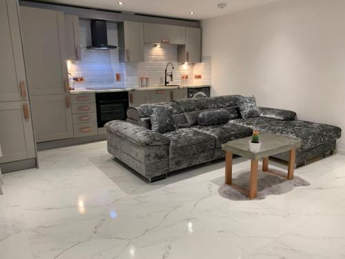 a living room with a couch and a table at Bury St Edmunds - Apartment - Sleeps 2 - Parking in Bury Saint Edmunds