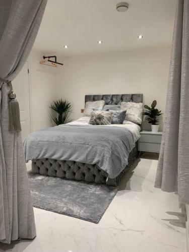 a bedroom with a large bed in a room at Bury St Edmunds - Apartment - Sleeps 2 - Parking in Bury Saint Edmunds