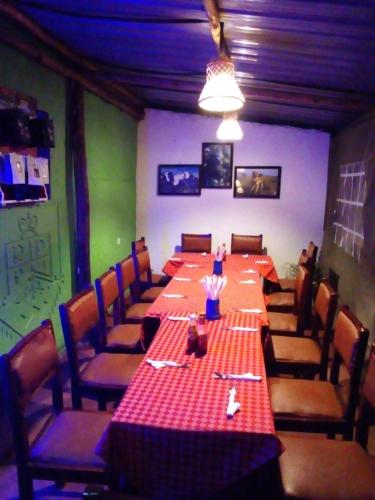 un comedor con una mesa larga y sillas en Richy Hotels and Safaris en Mbale