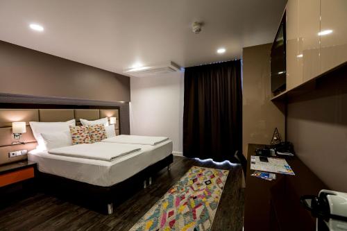 a hotel room with a bed and a television at Hotel Kreis Residenz München in Munich