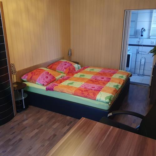 een slaapkamer met een bed, een tafel en een raam bij Zimmervermietung Fuchs, in Dresden