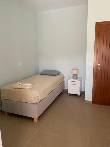 małą sypialnię z łóżkiem i szafką nocną w obiekcie Stellar Beachhouse w mieście Gerani