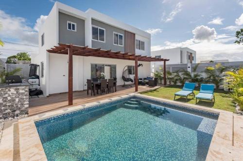 Eco-Friendly Tropical villa 3br 2b with private Pool & Grill