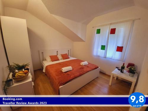 um quarto com uma cama e uma janela em Apartment Beverly Kožino - by the sea with free parking em Kožino