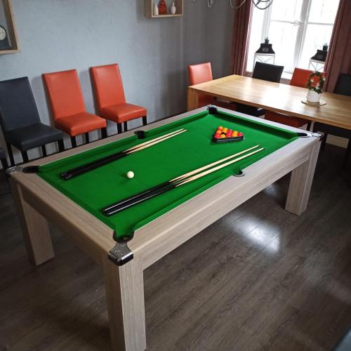 Biliár nebo kulečník v ubytování Gîte 4 à 10 pers
