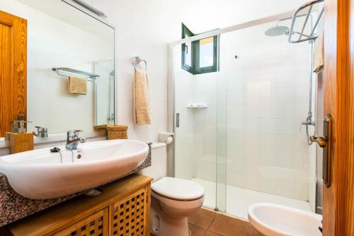 y baño con lavabo, aseo y ducha. en Apartamentos Punta Prima By EscapeHome en Punta Prima
