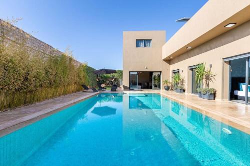 Villa Dalia, Personnels inclus, table ping pong