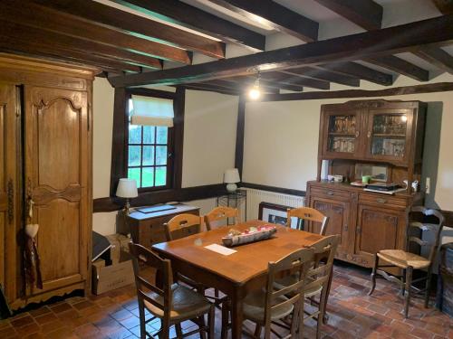 une salle à manger avec une table et des chaises en bois dans l'établissement Le Pot d'Étain, à Fort-Moville