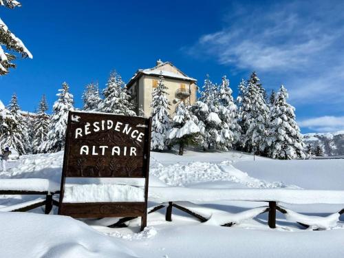 a sign in the snow in front of a house at Rifugio Luce in Ovindoli