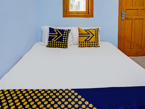 A bed or beds in a room at OYO 92168 Kost Pak Suyatno Syariah