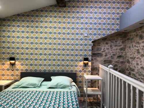 ein Schlafzimmer mit einem Bett und eine Treppe mit einer Wand in der Unterkunft Carcahouse in Carcassonne