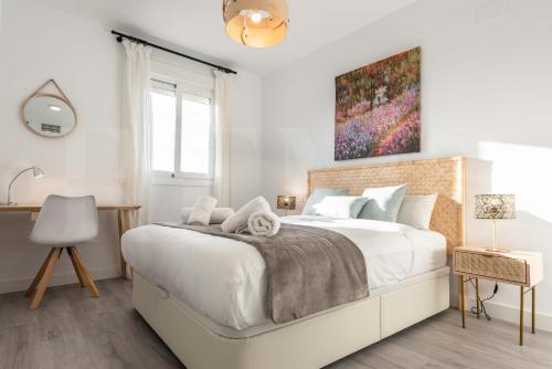 Postel nebo postele na pokoji v ubytování Stylish apartments with balcony & parking near the beach by REMS