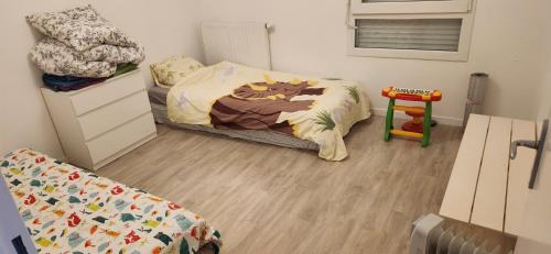 Un pat sau paturi într-o cameră la Logement familiale d'Orgères