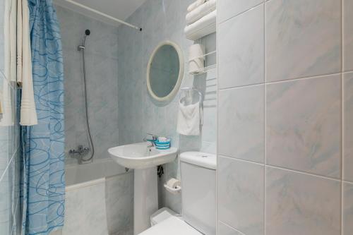 y baño con lavabo, aseo y ducha. en Apartamentos Vicenta, en Valdelinares