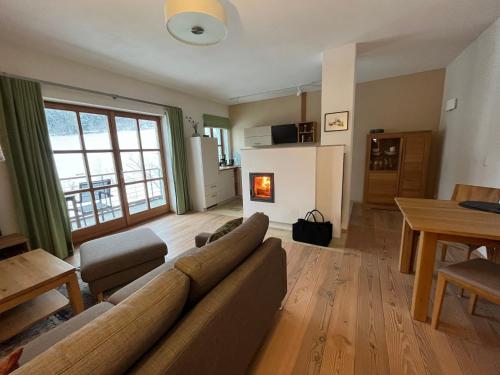 ein Wohnzimmer mit einem Sofa und einem Tisch in der Unterkunft LICHTECK - Helle Ferien in Breitenberg