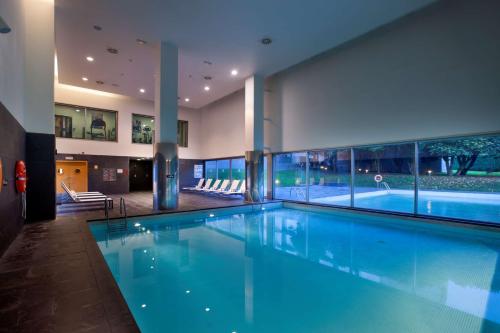 una grande piscina in un edificio di NH Collection Santiago de Compostela a Santiago de Compostela