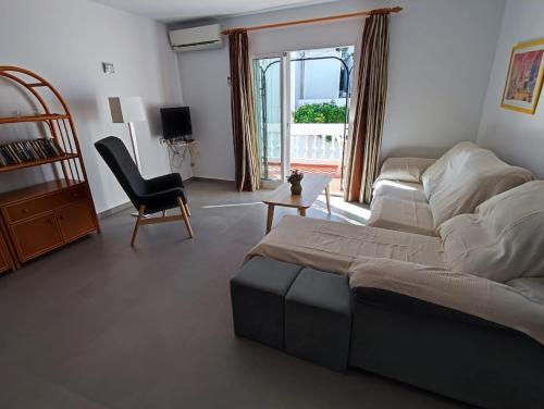 - une chambre avec un lit, une chaise et une fenêtre dans l'établissement HACIENDA 36 MENYBER, à Nerja