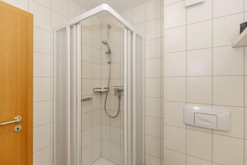キュールングスボルンにあるYachthafenresidenz-Wohnung-9309-906の白いタイル張りのバスルーム(シャワー付)