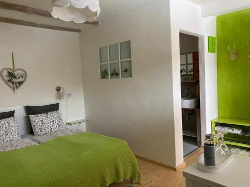 um quarto com paredes verdes e brancas e uma cama em Traubengarten Winkler em Niederhollabrunn