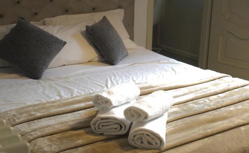 Apartment Trevi Fountain & Spanish Steps tesisinde bir odada yatak veya yataklar