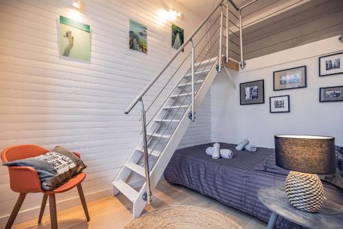 - une chambre avec un lit et un escalier dans l'établissement Le Vélane 45m2 - Toulouse Centre - Proche Capitole, à Toulouse