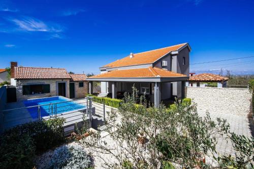Bazén v ubytovaní Villa Enna with heated pool, Zadar alebo v jeho blízkosti