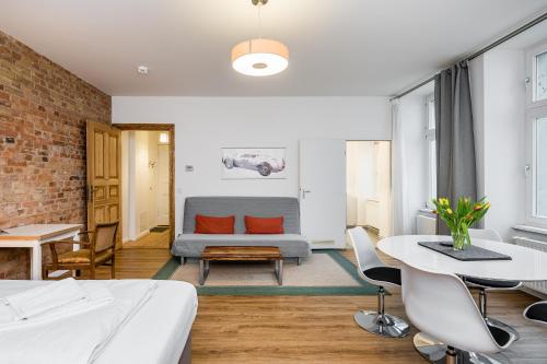 um quarto com uma cama, um sofá e uma mesa em stadtRaum-berlin apartments em Berlim