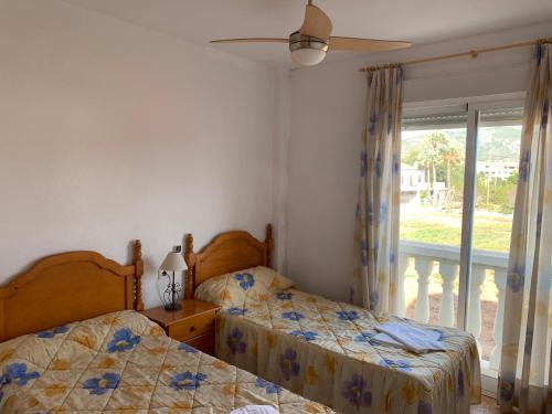 1 Schlafzimmer mit 2 Betten und einem Fenster in der Unterkunft Kione Anamar in Alcossebre
