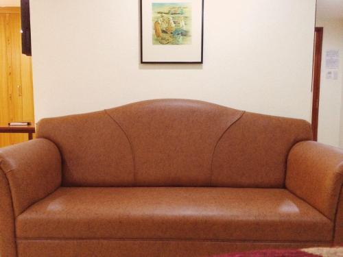 ein braunes Sofa im Wohnzimmer in der Unterkunft Chinatown Lai Lai Hotel Inc in Manila