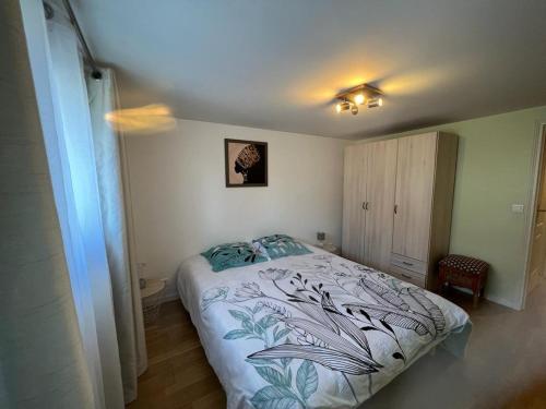 1 dormitorio con 1 cama en una habitación en Aulnay cocoon, en Aulnay-sous-Bois