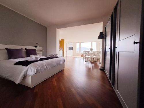 - une chambre avec un grand lit et du parquet dans l'établissement Aria di Franciacorta, à Corte Franca