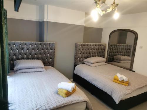 Llit o llits en una habitació de 116 Maison Dieu Road Room A in Dover