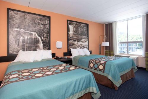um quarto de hotel com duas camas e uma grande janela em Super 8 by Wyndham Black Mountain em Black Mountain