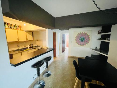 聖薩爾瓦多德胡胡伊的住宿－Jujuy Downtown suite WIIFI，厨房以及带桌子和凳子的用餐室。