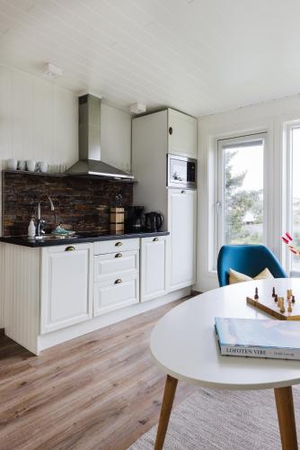 Dapur atau dapur kecil di Lofoten Planet - Boutique Hotel