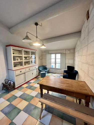 un salon avec une table et des chaises en bois dans l'établissement 