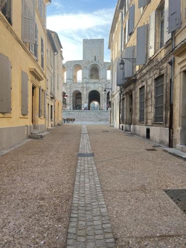una calle vacía con un edificio en el fondo en "L'artistique" Centre Arles Fondation Van Gogh, en Arles