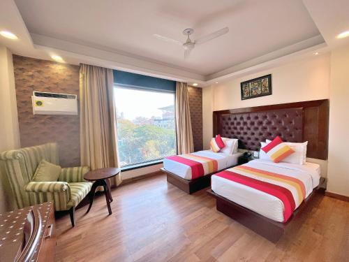 Habitación de hotel con 2 camas y ventana en The Grand Orion - Kailash Colony, en Nueva Delhi