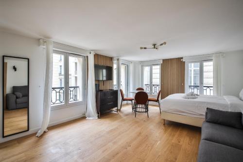 une chambre avec un lit et un salon dans l'établissement 33.Studio 4Pers#Madeleine#Gallerie La Fayette, à Paris