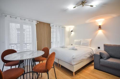 une chambre avec un lit, une table et un canapé dans l'établissement 33.Studio 4Pers#Madeleine#Gallerie La Fayette, à Paris