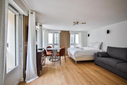 une chambre avec un lit, une table et un canapé dans l'établissement 33.Studio 4Pers#Madeleine#Gallerie La Fayette, à Paris
