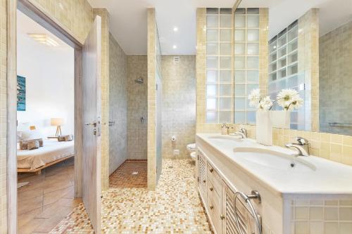 Ένα μπάνιο στο Villa Dome by OCvillas