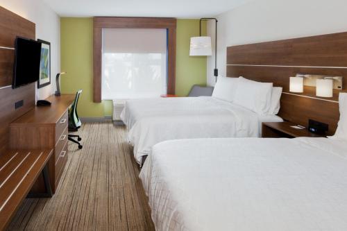 Reidsville的住宿－里茲維爾智選假日套房酒店，酒店客房设有两张床和一台平面电视。
